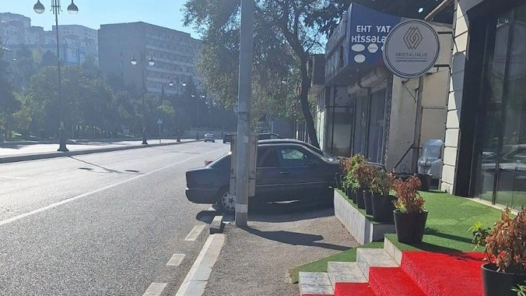 Bakının bu küçəsində piyadalar üçün təhlükə - FOTOLAR