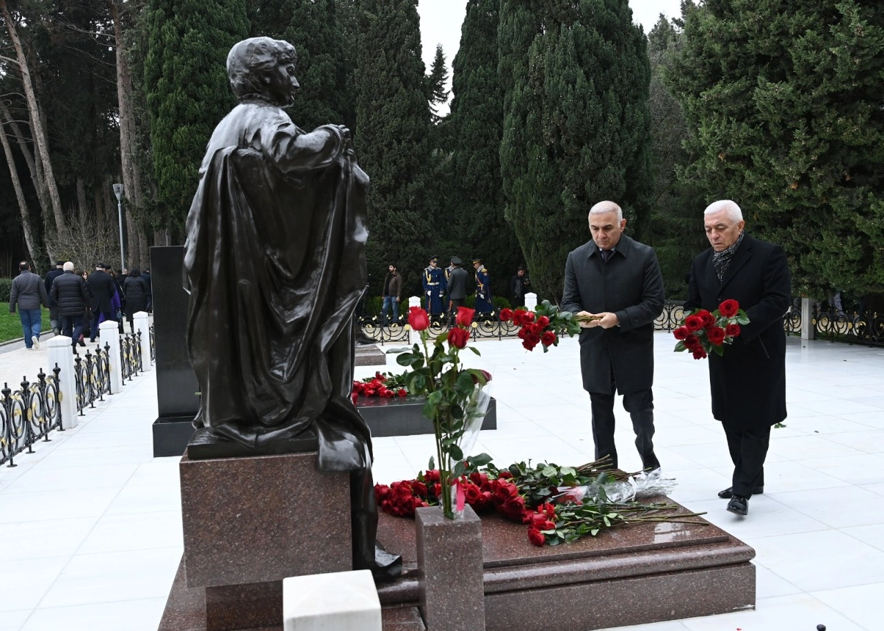 ADSEA kollektivi Fəxri xiyabanda Heydər Əliyevin xatirəsini andı - FOTOLAR