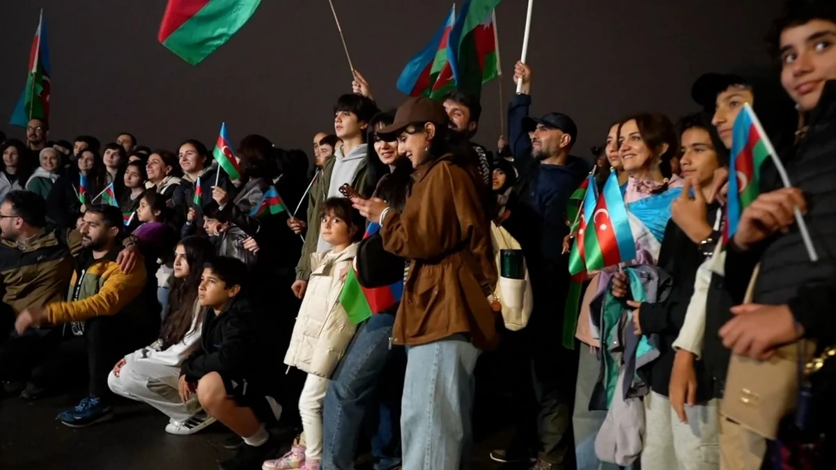 Niaqara şəlaləsi Azərbaycan bayrağının rəngləri ilə işıqlandırıldı - FOTOLAR
