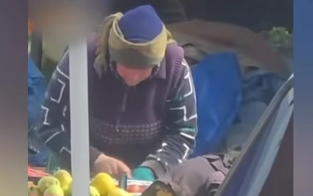 Bazarda almaları ağız suyu ilə təmizləyib satırmış?