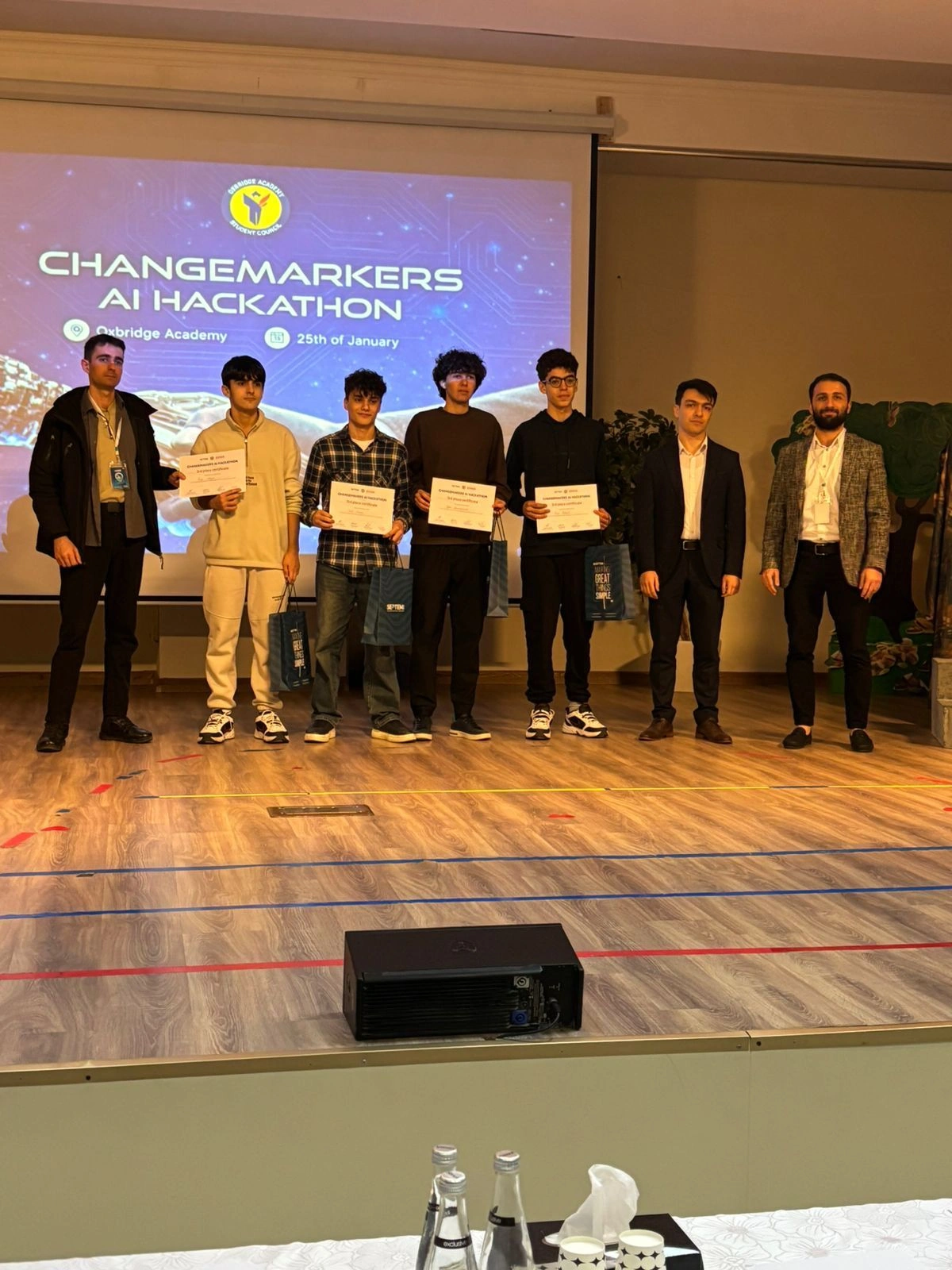 “Changemakers” AI Hackathon Oxbridge Akademiyasında uğurla keçirildi - FOTOLAR