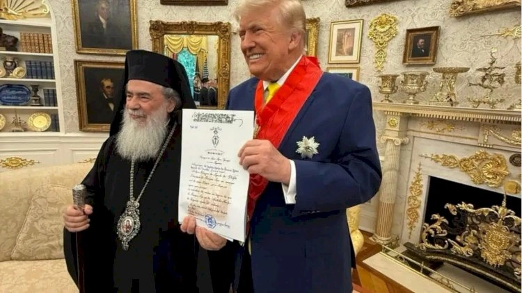 Patriarx Trampı təltif etdi
