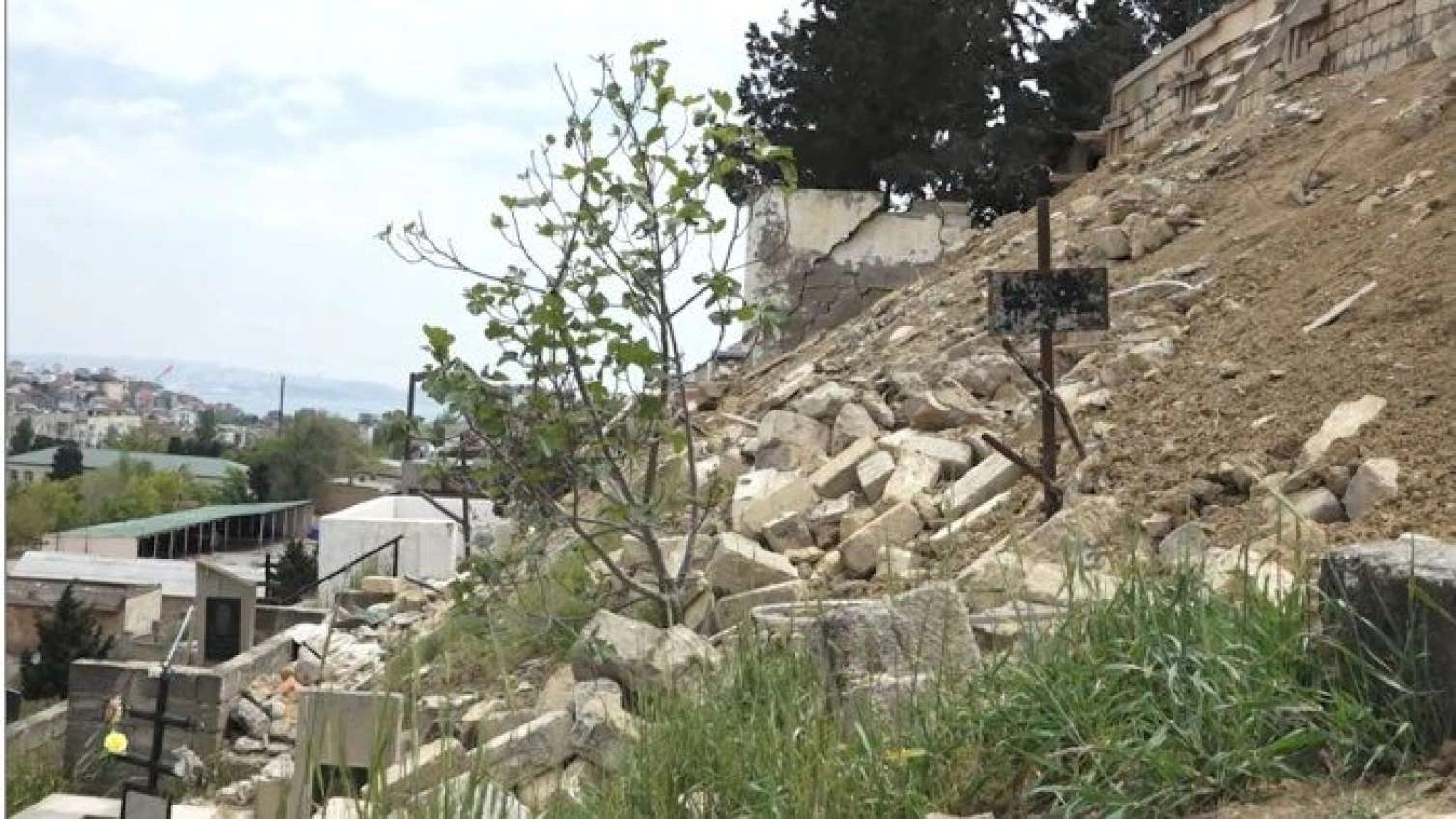 “Yaxşı, özünə ev tikirsən, bəs camaatın qəbri ilə nə işin var?” -Video