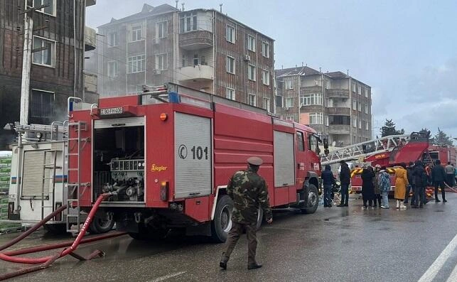 Bakıda çoxmərtəbəli yaşayış binasında yanğın... - VİDEO