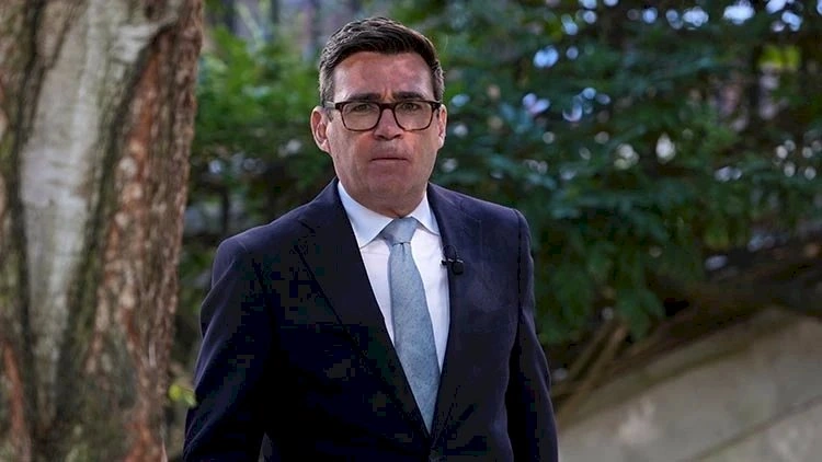 Böyük Britaniyanın baş nazirini mesajla aldatdılar