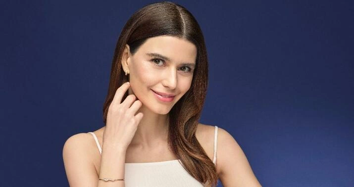 Beren Saat müğənnilik edəcək - Həmkarından ilk münasibət