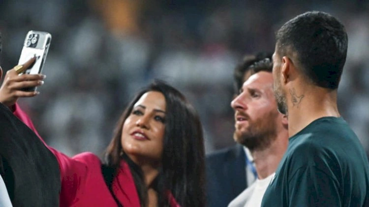 Baş nazirin arvadı Messi ilə selfini necə çəkdi? - Video