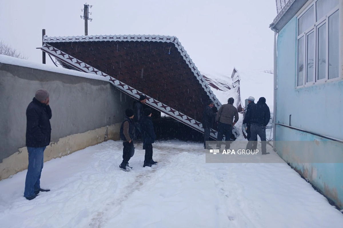 Azərbaycana güclü qar yağdı, evin talvarı çökdü -FOTOLAR