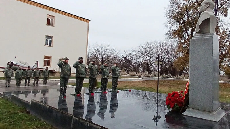 Azərbaycan Ordusunda Ulu Öndərin xatirəsi yad edildi