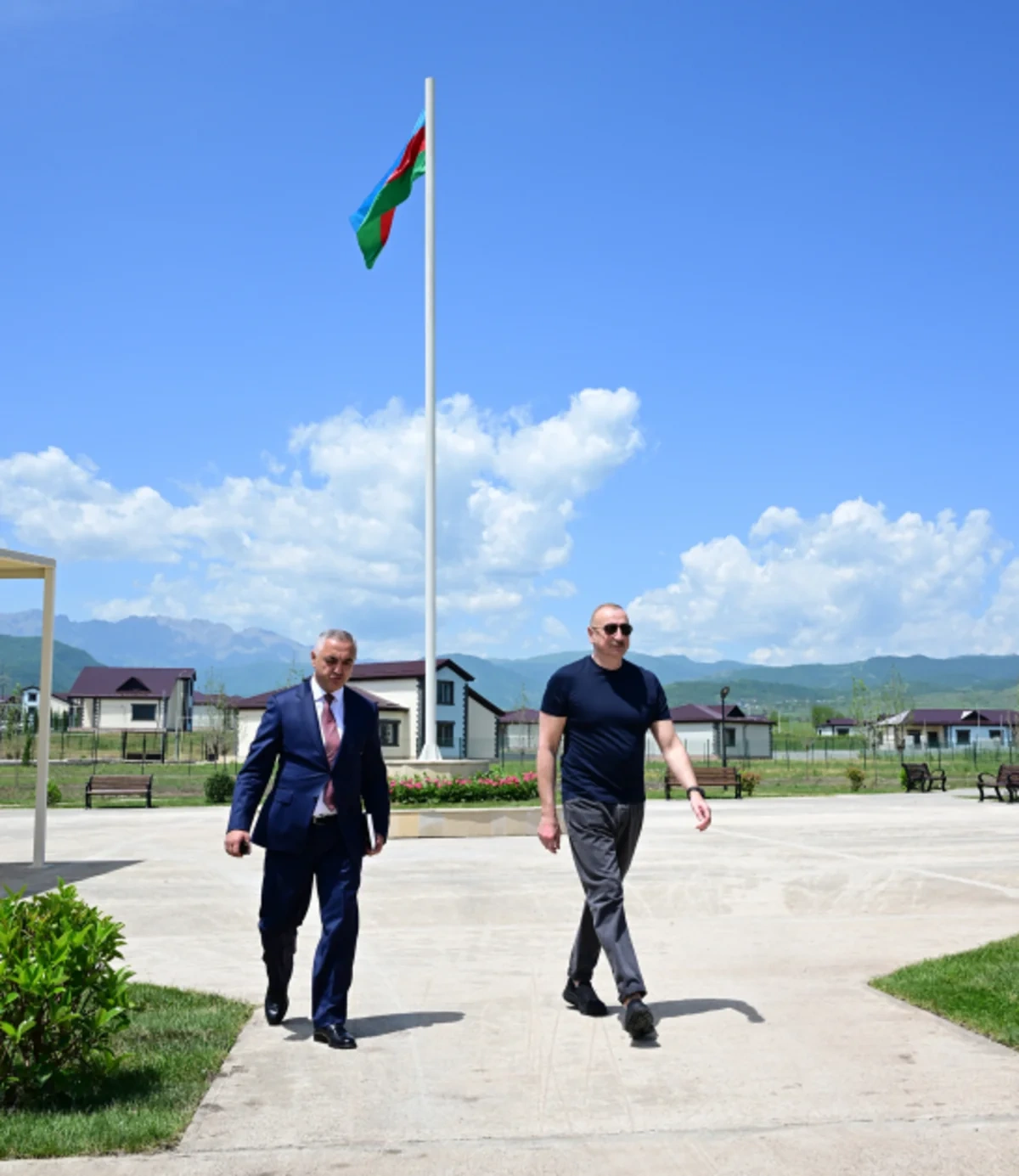 İlham Əliyev Xocalıda fərdi evlərlə tanış oldu - FOTOLAR