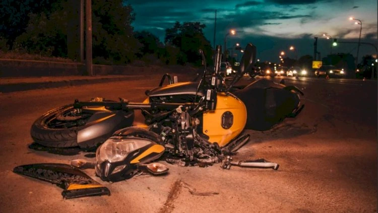 Sabirabadda minik avtomobili motosikletlə toqquşdu, ölən var