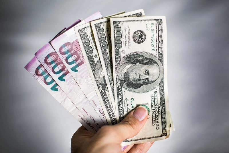 Bazarda dollar bolluğu yaranıb: Banklar valyutanı bir-birindən alır