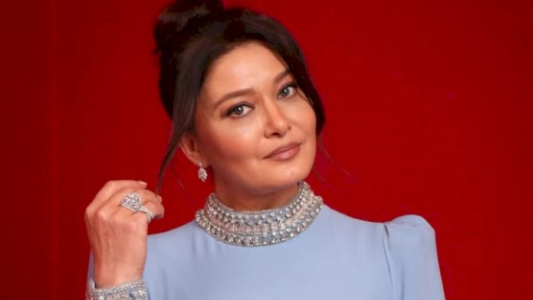 Nurgül Yeşilçay yeni görünüşü ilə diqqət çəkdi