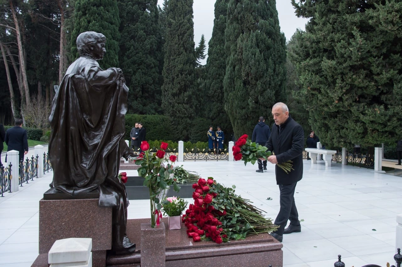 ADSEA kollektivi Fəxri xiyabanda Heydər Əliyevin xatirəsini andı - FOTOLAR