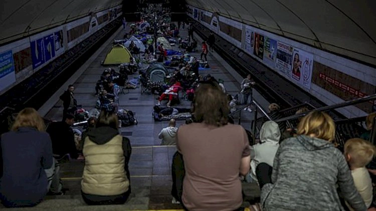 Kiyevdə panika -   Sakinlər çadırlarla metroya yerləşdi