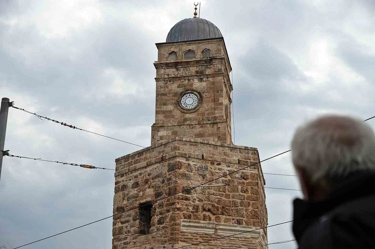 Min illik qüllədən saat oğurlandı