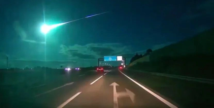 Yaşayış binalarının üzərinə meteorit parçaları düşdü