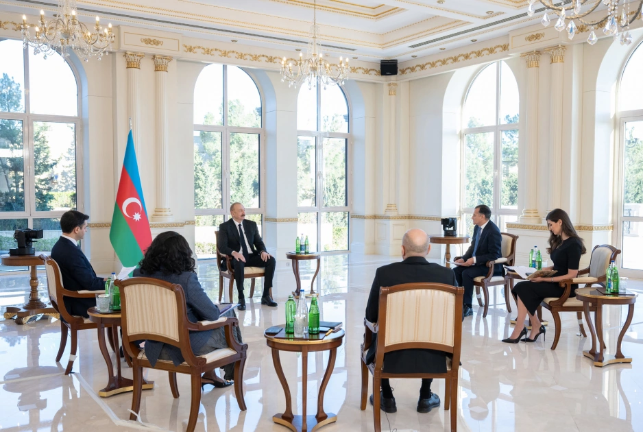 Prezident yerli televiziya kanallarına müsahibə VERDİ – FOTO