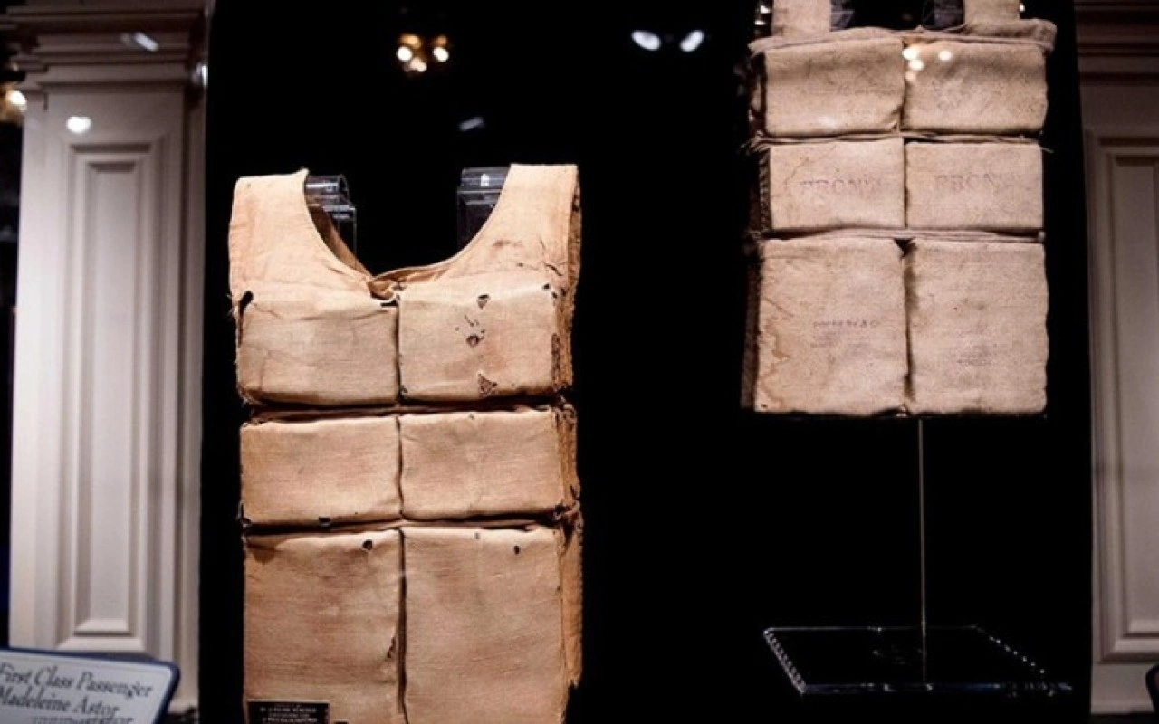 “Titanik”in xilasedici jileti hərracda satıldı