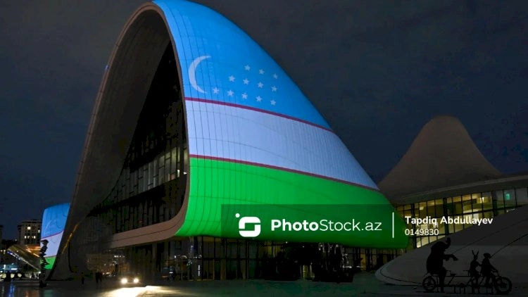 Heydər Əliyev Mərkəzinin binası üzərinə Özbəkistan bayrağı proyeksiya olundu   - FOTOLAR