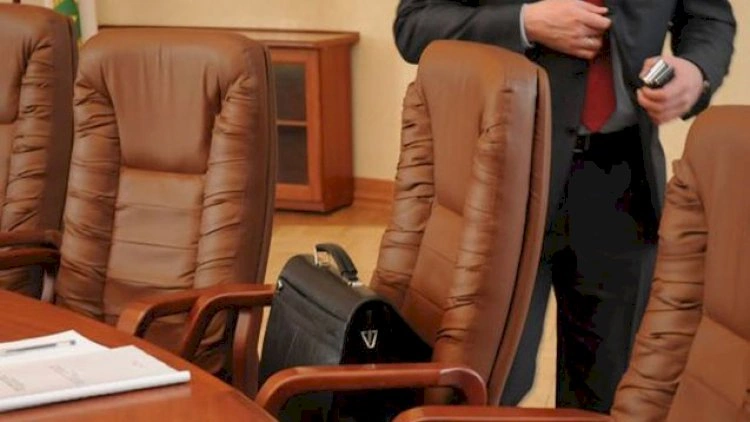 İki vəzifəli şəxs   İŞDƏN ÇIXARILDI