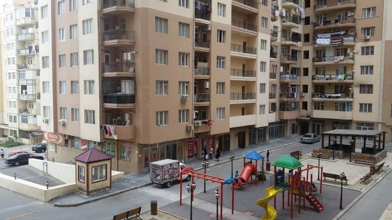 8-ci mərtəbədən yıxılan oğlan öldü