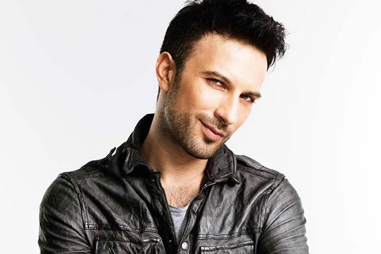 Tarkan müharibəyə görə konsertini təxirə saldı