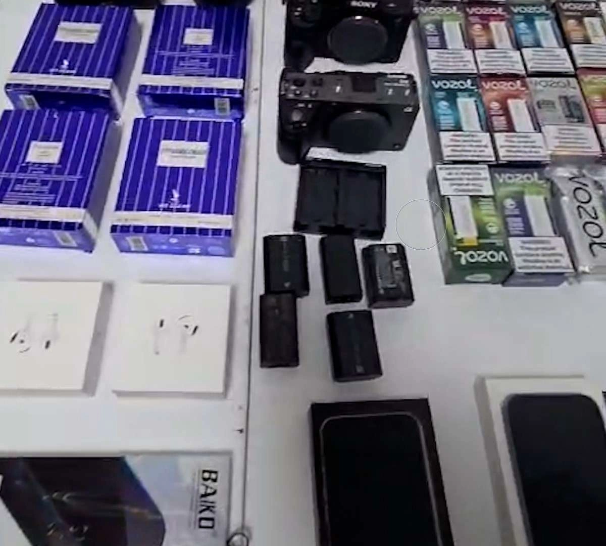 Mobil telefonda gizlədilən qızıl külçələr aşkarlandı -  VİDEO