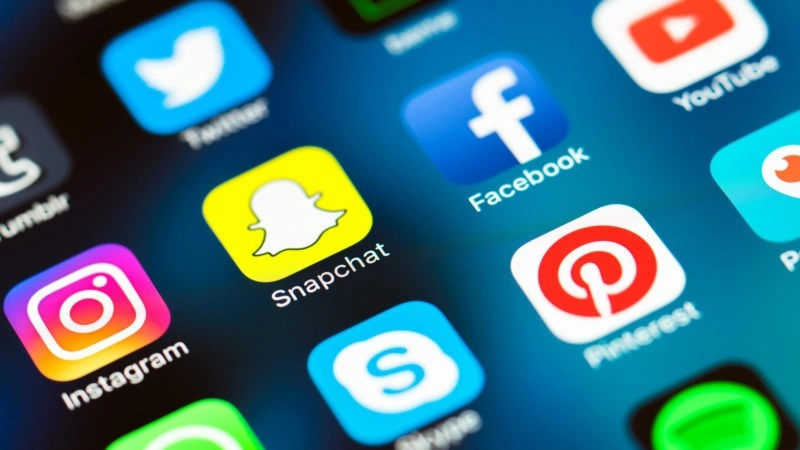 Daha bir ölkə qadağan edəcək - Sosial media təhlükə yaradır