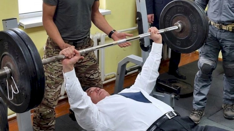 Prezident 100 kiloqramlıq ştanqı qaldırdı - VİDEO