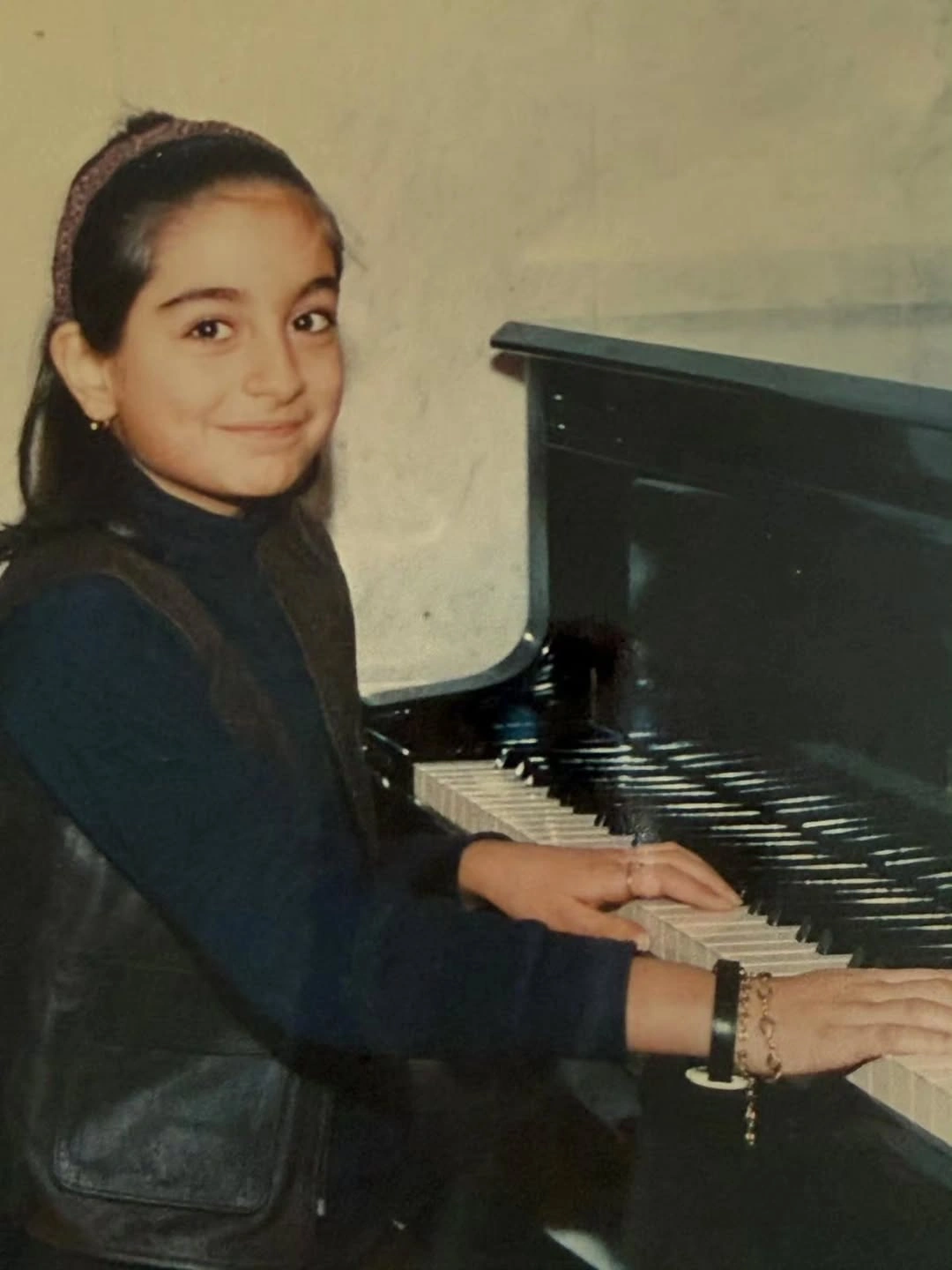 Leyla Əliyeva bacısını uşaqlıq fotoları ilə təbrik etdi