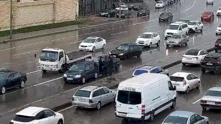 Yağış Bakının bu küçələrində tıxaca səbəb oldu -  SİYAHI