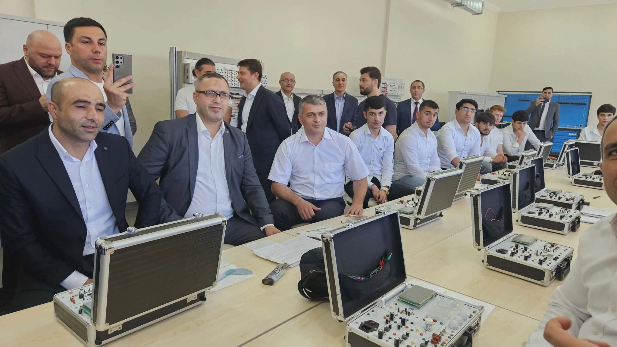 Traktor sürən qadınlar, hoteldə işləyən tələbələr – Cənubdan REPORTAJ