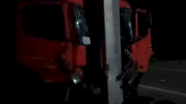 Yevlaxda yük avtomobili elektrik dirəyinə çırpıldı