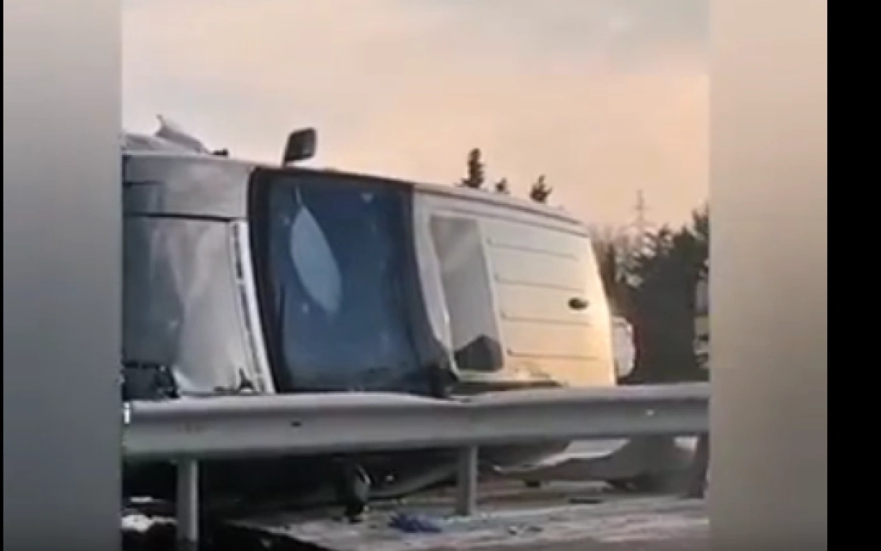Qadın sürücü “Range Rover”i aşırdı- VİDEO