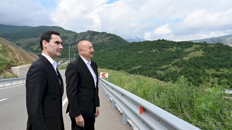 Prezidentlər Şuşanın Daşaltı kəndinin fonunda şəkil çəkdirdilər