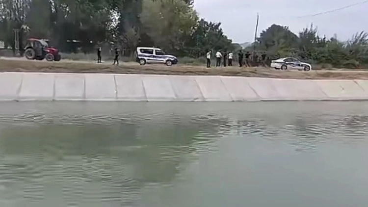 Ağdaşda avtomobil su kanalına düşdü