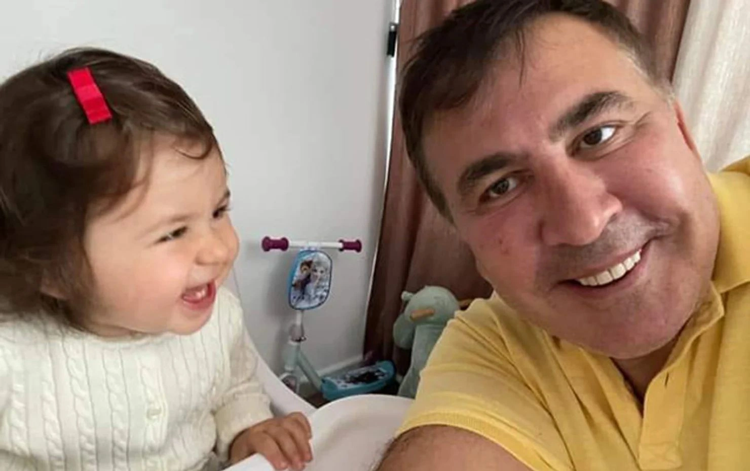 Saakaşvili məşhur müğənnidən olan 6 yaşlı qızını təbrik etdi - Fotolar
