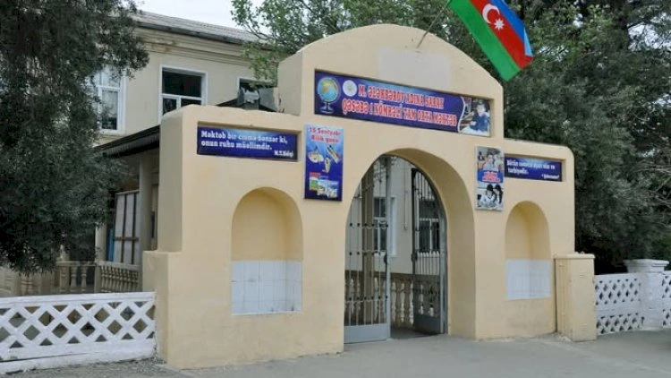 Sarayda müəllim məktəblini döydü
