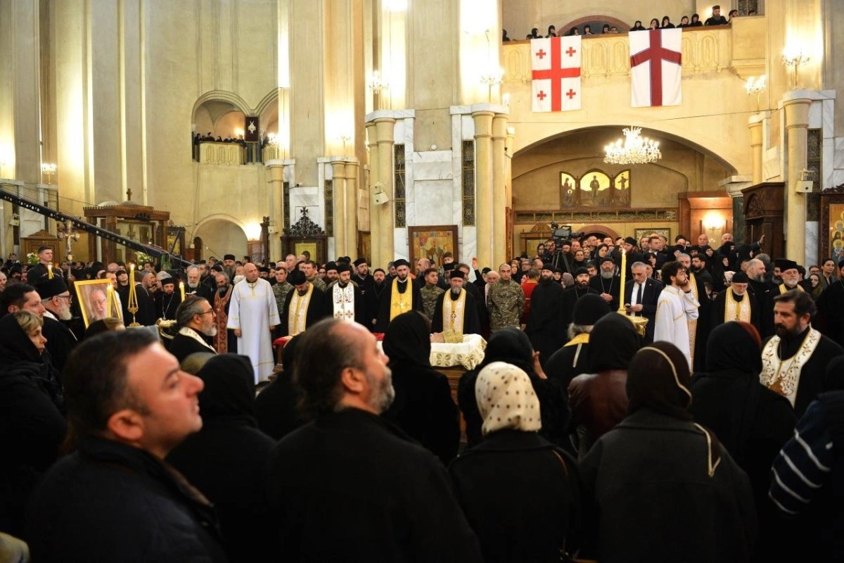 II İlya dəfn olunub, mərasimdə Sahibə Qafarova da iştirak edib - FOTO