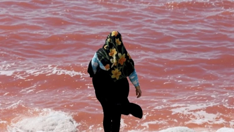 Urmiya gölü qırmızı rəngə boyandı