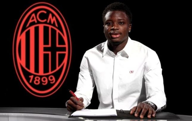 Milan onunla müqavilə imzaladı
