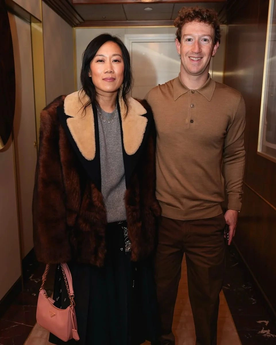 Moda nümayişində Mark Zuckerberg və həyat yoldaşının geyimləri gündəm oldu