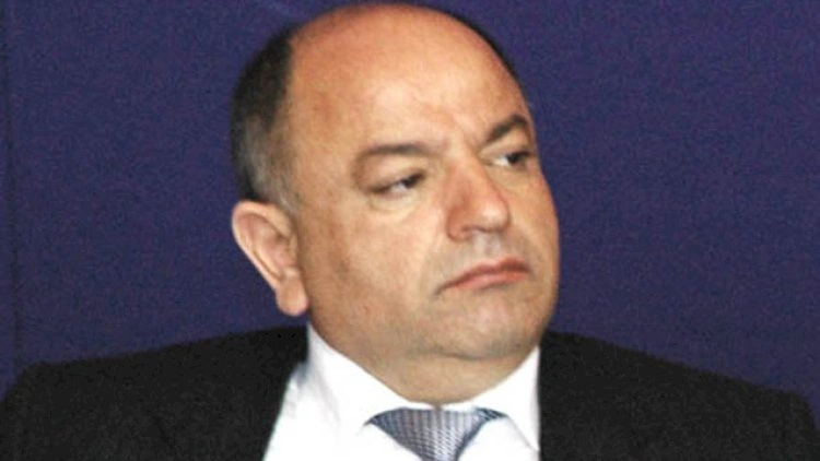 Keçmiş məmurun xanımı ilə qızı arasında miras davası gedir