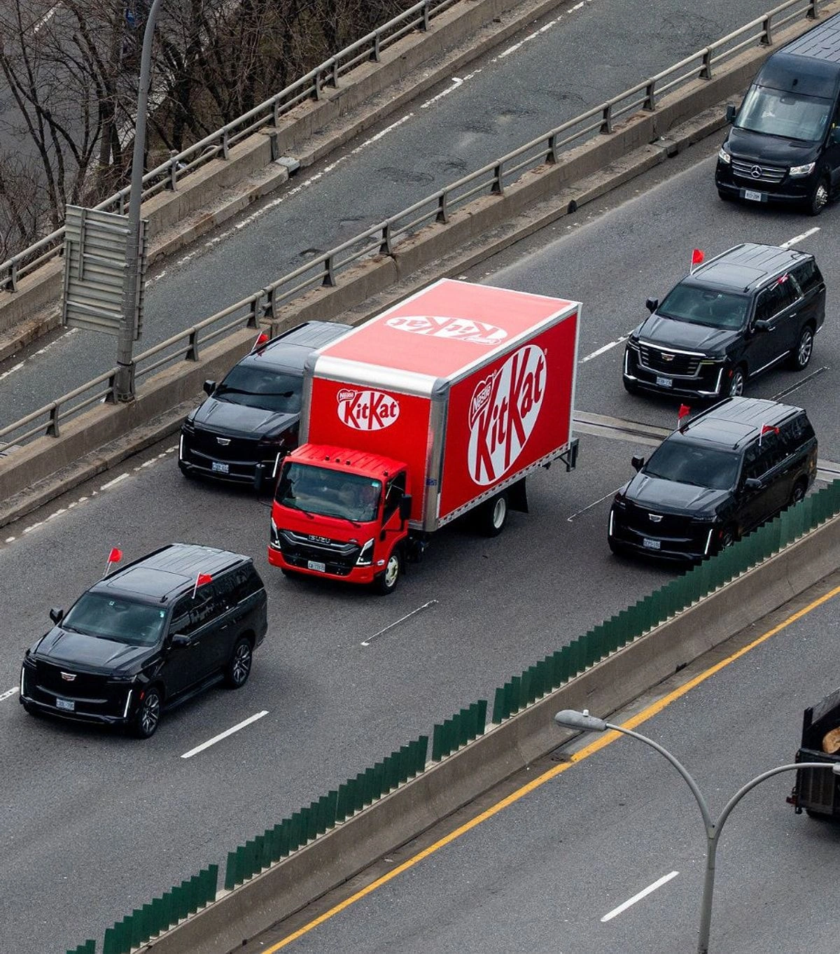 “KitKat” daşıyan yük maşınları oğurlandı - FOTOLAR