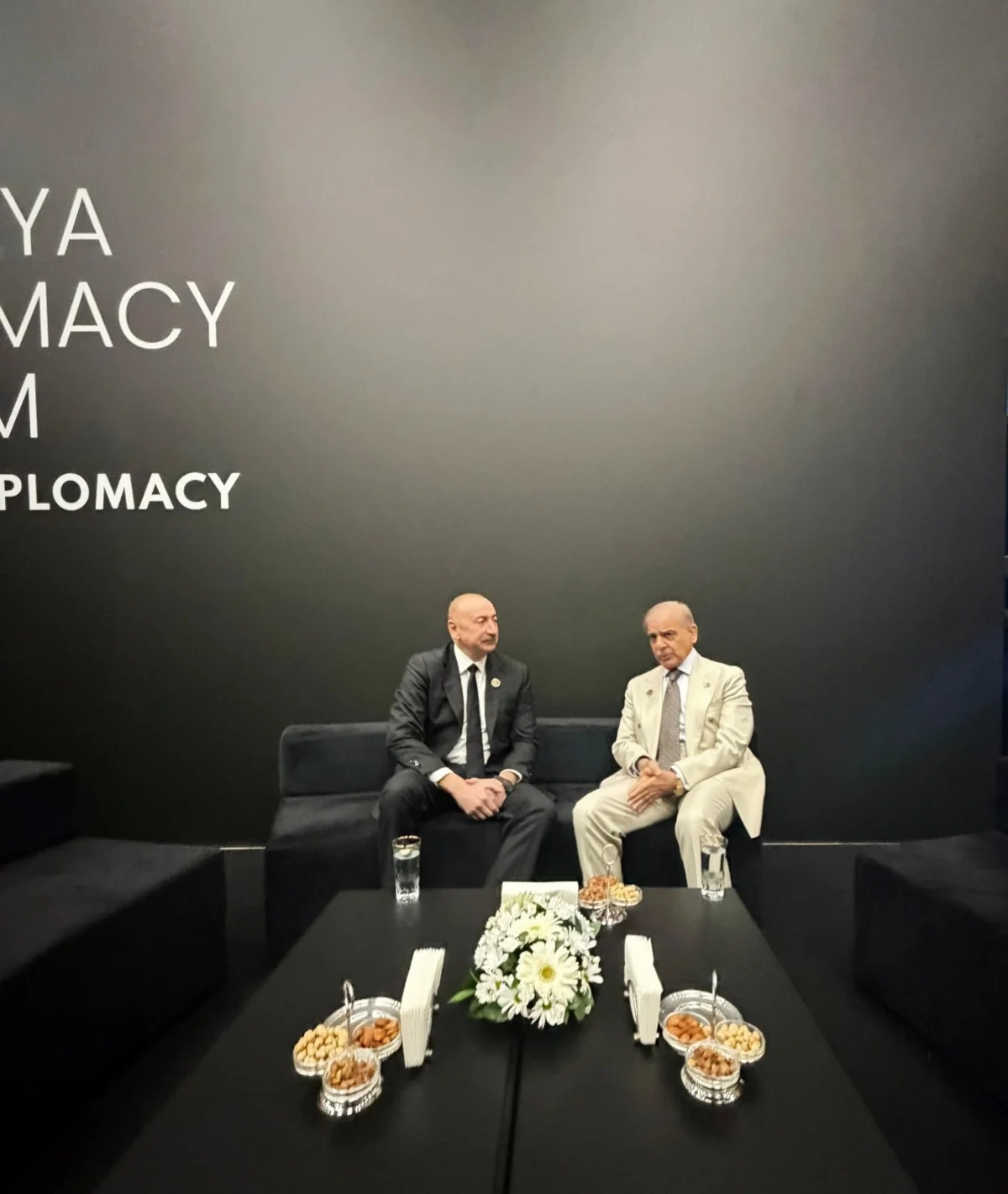 Prezident İlham Əliyev Pakistanın Baş naziri ilə görüşüb