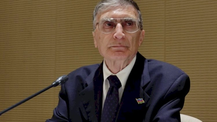 Prezident Əziz Səncəri təltif etdi