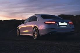 Qohumunun məzarının yanında Mercedes basdırdı