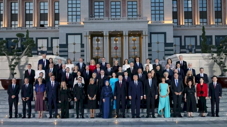 NATO sammitində maraqlı hədiyyə: Ərdoğan liderlərə kitab bağışladı   - FOTO