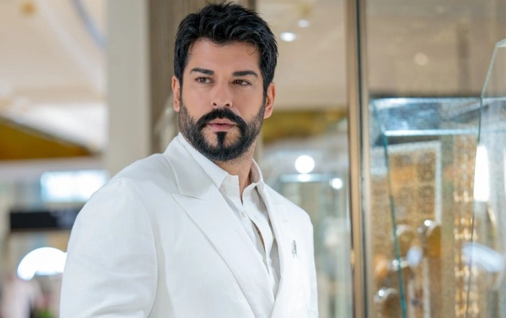Aktyorun maraqlı stili: 20 ildir saçını özü kəsir